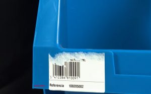 Cómo quitar pegamento de etiquetas en plástico